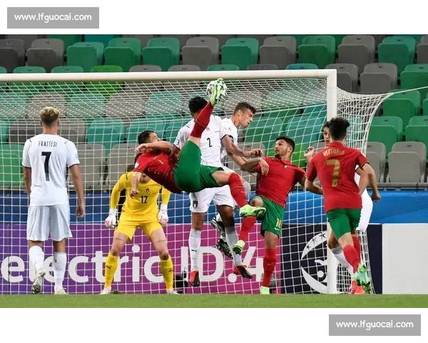 宽萨捧起欧青赛冠军奖杯!红军生涯完美谢幕