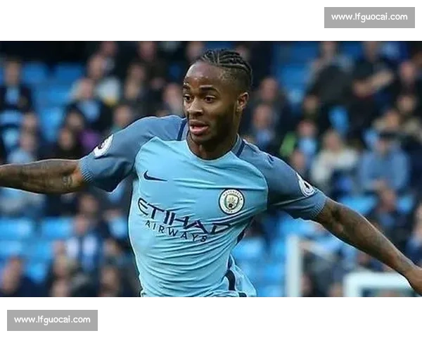 宽萨捧起欧青赛冠军奖杯！红军生涯完美谢幕